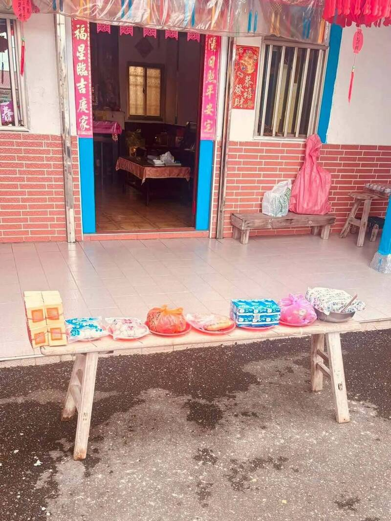 阿嬤普度拜拜為何用長板凳放供品？嘉義東石鄉親揭傳統由來