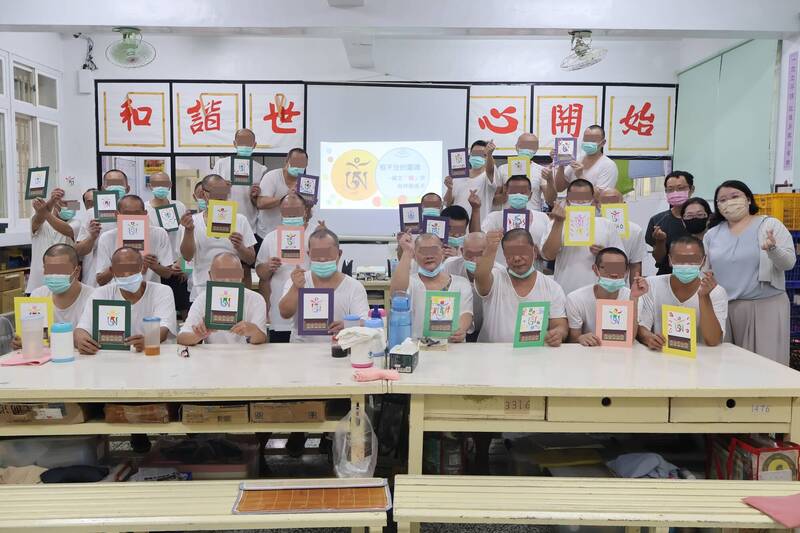 故宮《龍藏經》走進嘉義監獄 收容人手作藝術卡向家人傳遞思念