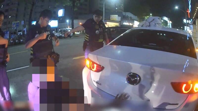 醉友倒臥後座引疑慮 高雄警查獲槍枝與毒品