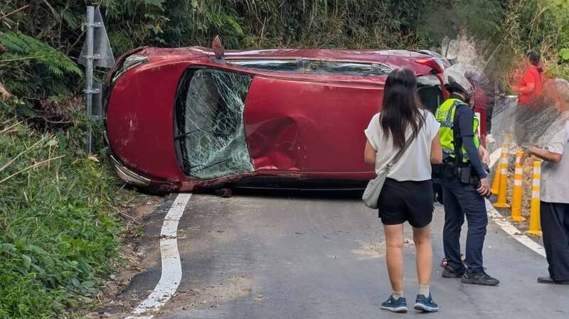 赤科山金針盛開!84歲賞花遊客上山彎路翻車 一度回堵1公里