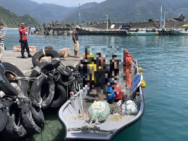 烈日狂曬!蘇澳烏岩角7遊客受傷、中暑受困 消防聯手獨木舟業者馳援