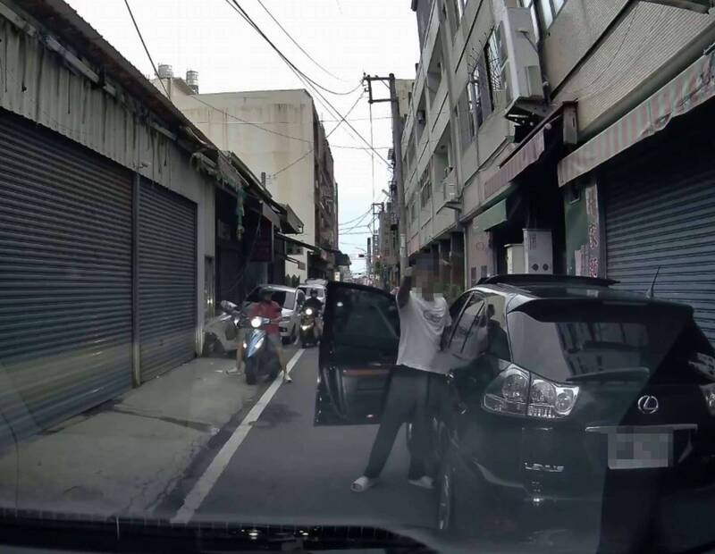 擋路竟亮槍開嗆!囂張男1小時被逮 受害車主爽請300杯飲料