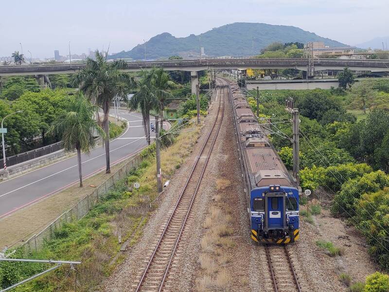 高雄路竹飼主追狗闖平交道、區間車急煞 鐵警:將調監視器