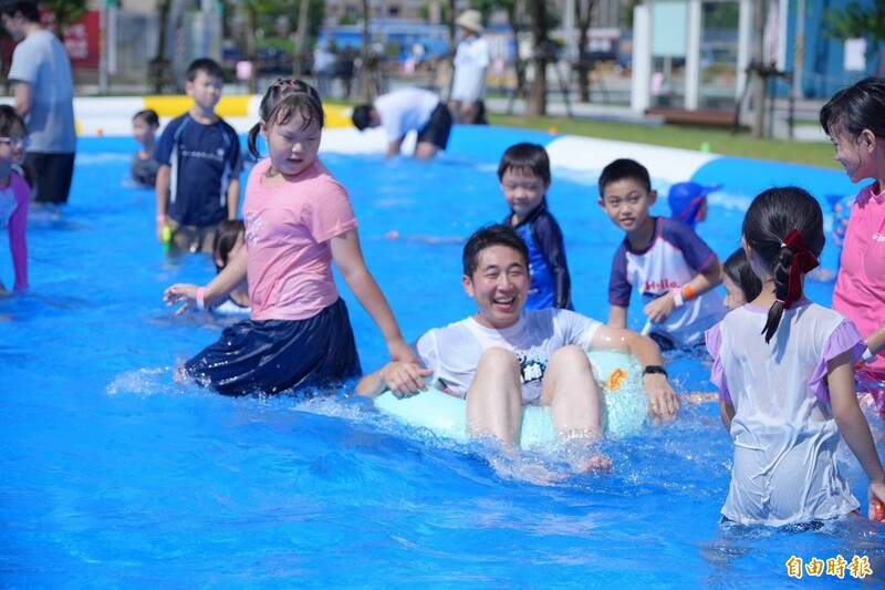 民眾黨八德辦親子水樂園 上千人嗨玩