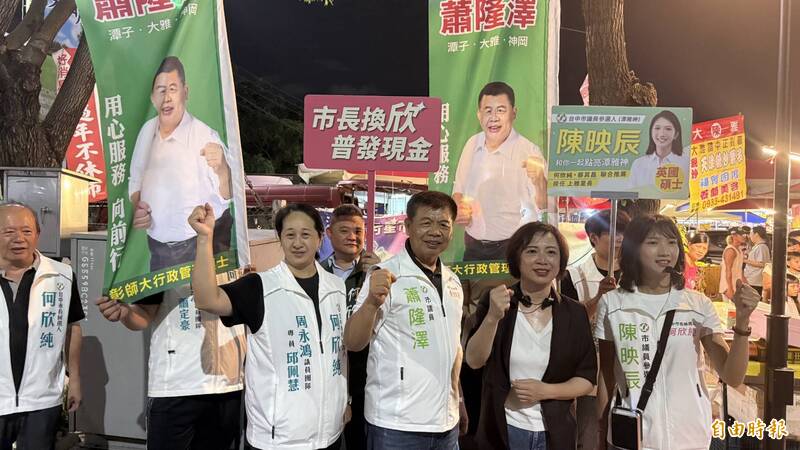 立委何欣純（右2）至大雅夜市拜票。（記者張軒哲攝）