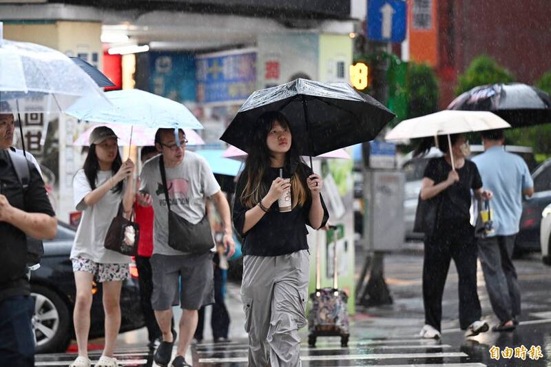 週日南部溼答答 午後防雨彈突襲
