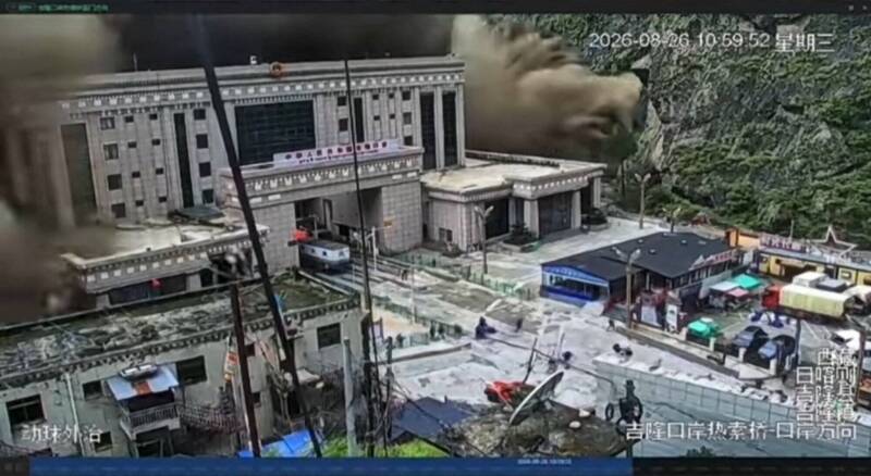 西藏吉隆口岸大樓被泥石流吞沒前的樣子。（法新社）