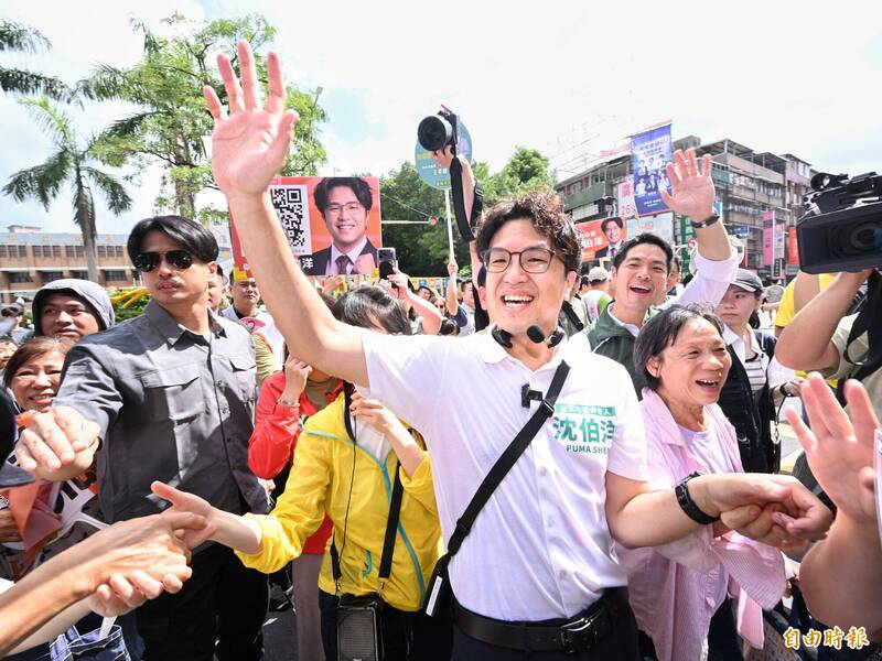 台北市長參選人沈伯洋29日前往東湖五分市場拜票。（記者方賓照攝）