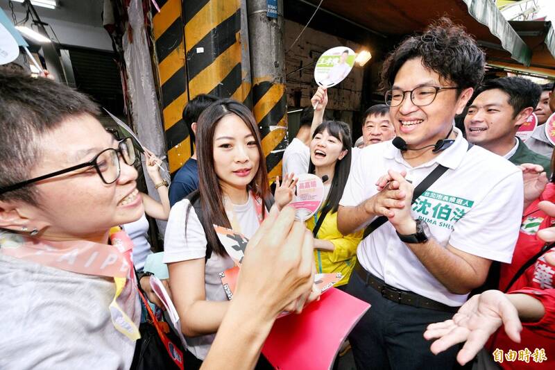 台北市長參選人沈伯洋29日前往東湖五分市場拜票。（記者方賓照攝）