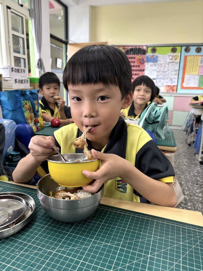 台中開學加贈「台式L形大雞腿」 綠議員:盧媽媽煙花宣傳