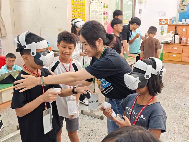 高雄大學志工團冒雨深入山區 陪伴學童學數學、玩科技