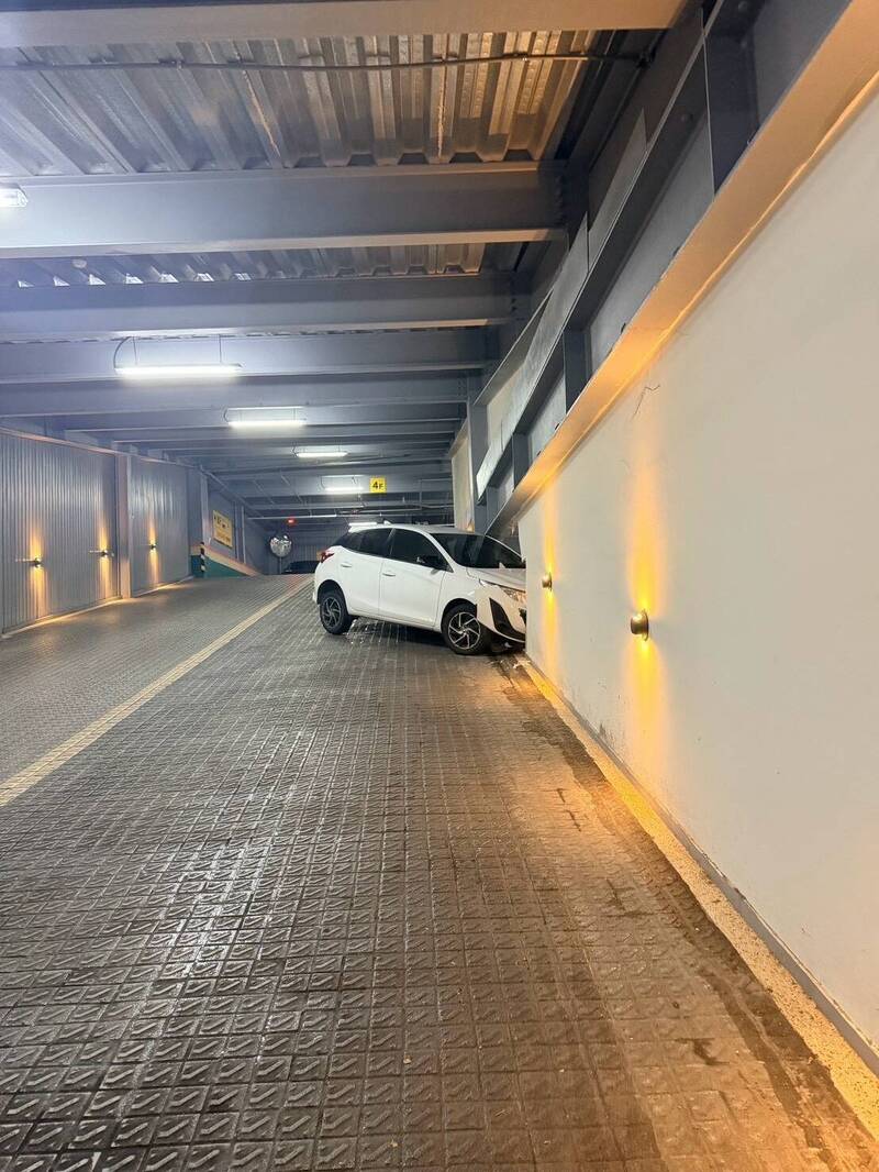 不是3D壁畫!中壢商場停車場失控車「穿牆而出」 石塊砸中特斯拉3車