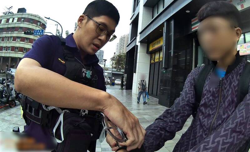 19歲車手ATM狂提款被攔查 300米跑輸壯年員警認栽