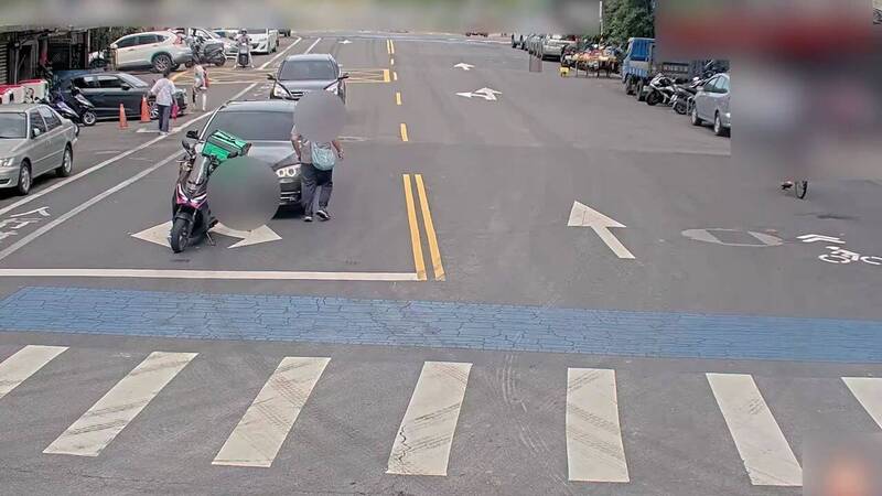 擦撞裝沒事?外送大哥火氣大狂捶BMW擋風玻璃 警到場駕駛喊:不知撞到人