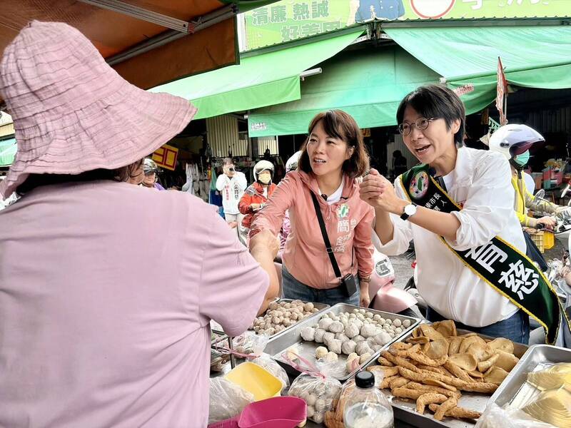 女力跨區出擊 屏市長參選人梁育慈邀簡舒培南下掃街展人氣