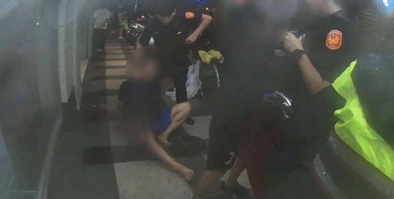 雨中等車爆家暴!兒護媽出拳擊飛親爹