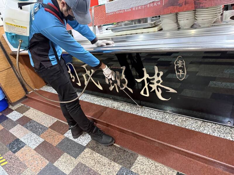 台南周氏蝦捲安平老店遭潑蟑 全面消毒今停業1天