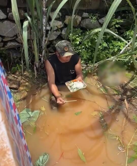 全是演的!共軍救災在水中吃飯「讓人心疼」?官員批「擺拍」
