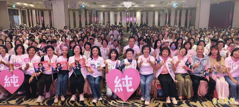 千名女力挺純「心花開」 何欣純:民主花朵綻放台中
