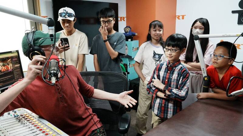 英語學習多元化 國教署帶學生到ICRT當DJ