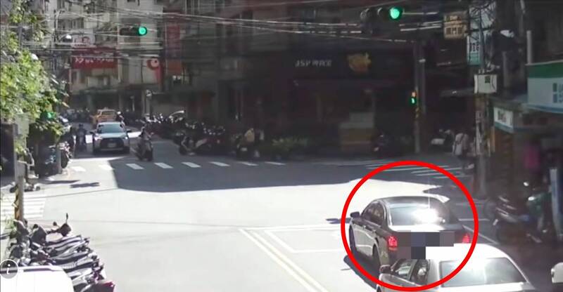 綠燈不走遭警盤查心虛狂飆 自撞電桿火燒車遭逮