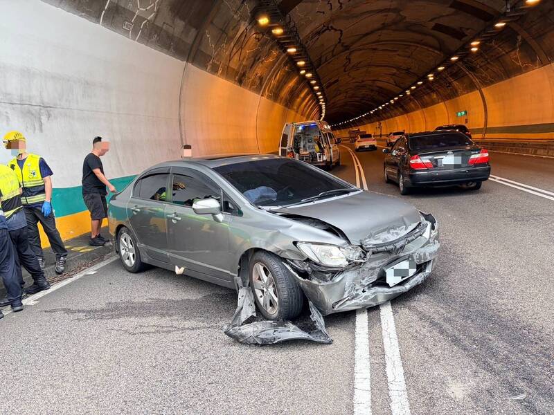 國3變換車道釀禍 他突切車道害3車連環撞