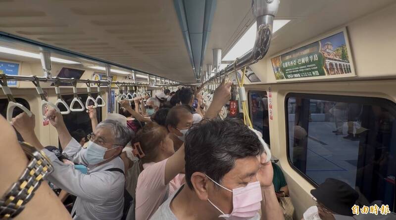 信義線東延段通車免費1個月 首發車湧入嚐鮮人潮頻瞄手錶倒數