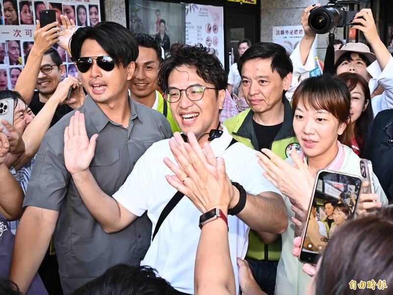 漏網鏡頭》沈伯洋被數百民眾包圍合影 80分鐘走不進永春市場