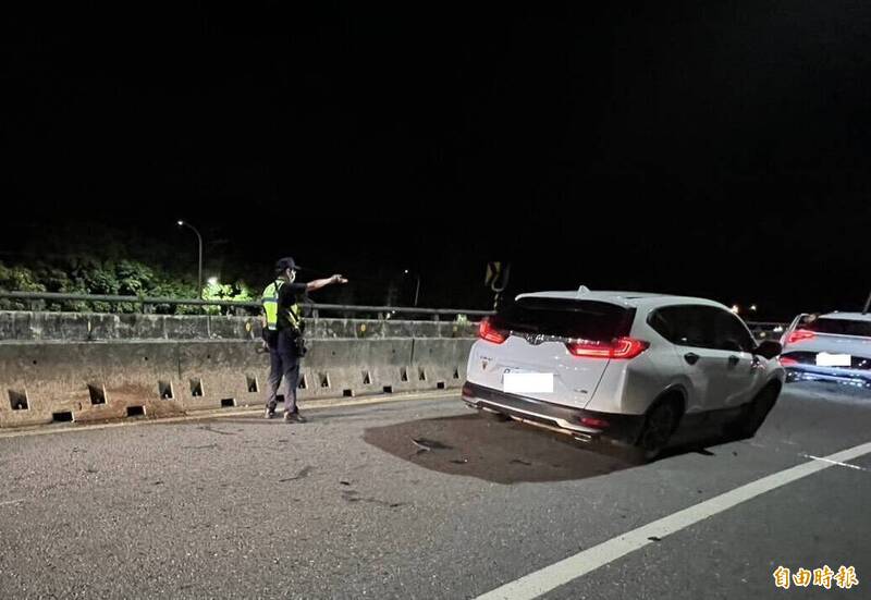 遊覽車五堵引道兩輪爆胎大塞車,罕見高速公路上一輛輛倒車解困