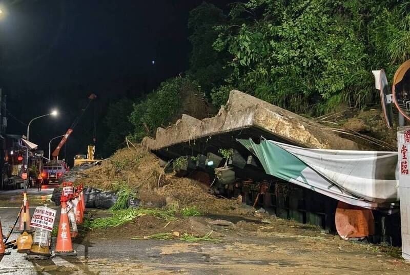 高雄松富路擋土牆再度倒塌 住戶驚魂漏夜難安