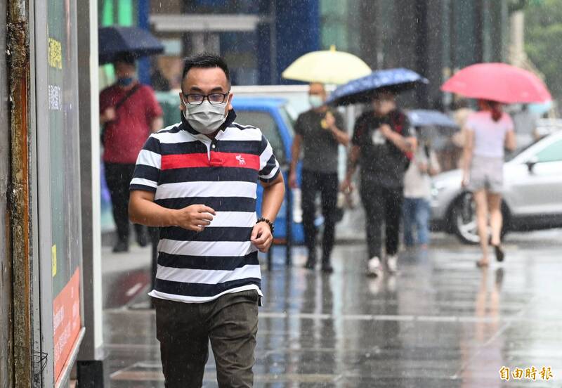 低壓帶發威!10縣市大雨特報 慎防雷擊強風