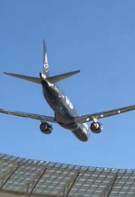場內觀眾拍攝機腹。（圖擷自「@weeddude」X帳號）
