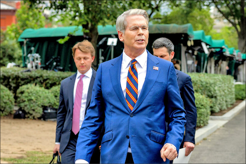 中英對照讀新聞》US intervened to contain Asia currency risks, Bessent says 貝森特表示，美國進行干預是為了遏制亞洲貨幣風險
