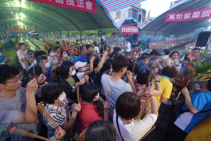 信眾挺弱勢!台中萬和宮千份普度供品全捐社福