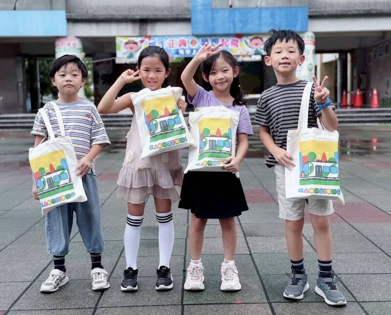 高雄暖心迎新!送小一新生百寶箱 孩子們開學不緊張