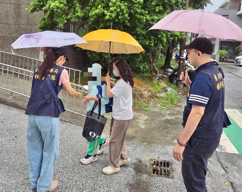 台東開學首日波麗士護童上學 發放「防身口哨」