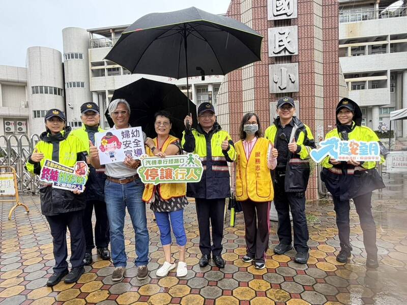 開學首日台南警護童 婦幼隊及永康分局送上文具兼宣導