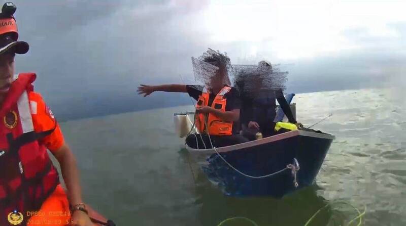 海釣浮具失去動力漂流!苗栗3釣客體力耗盡 海巡緊急拖帶救援