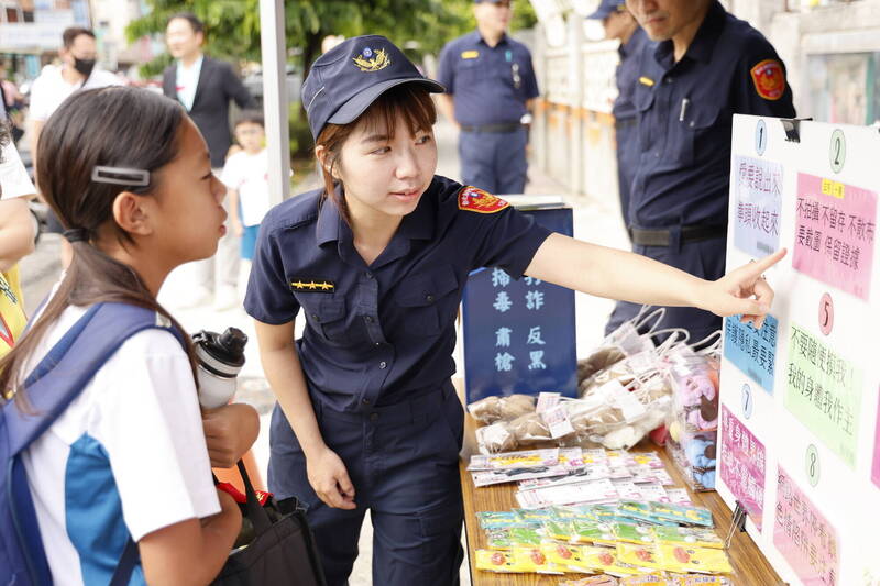 國小生開學日專屬幸福 波麗士大人護送上學還做「這件事」