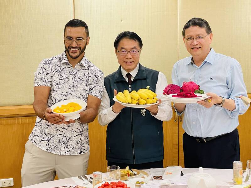 法國網紅開箱台南水果 攜手黃偉哲直播行銷