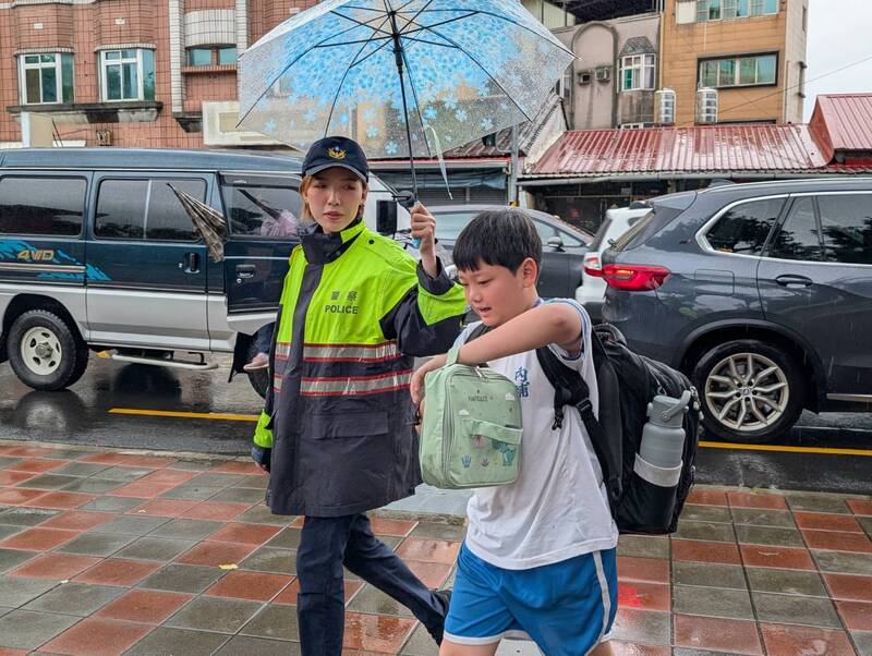 豪雨迎開學!家長開車動線亂 屏東警撐「保護傘」護童