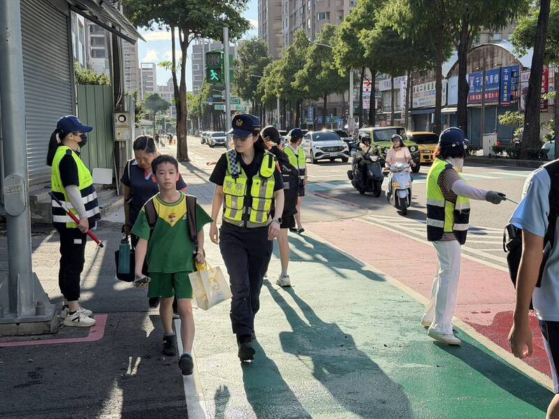 開學了!首日車潮湧現 桃園市員警聯手護童上學去