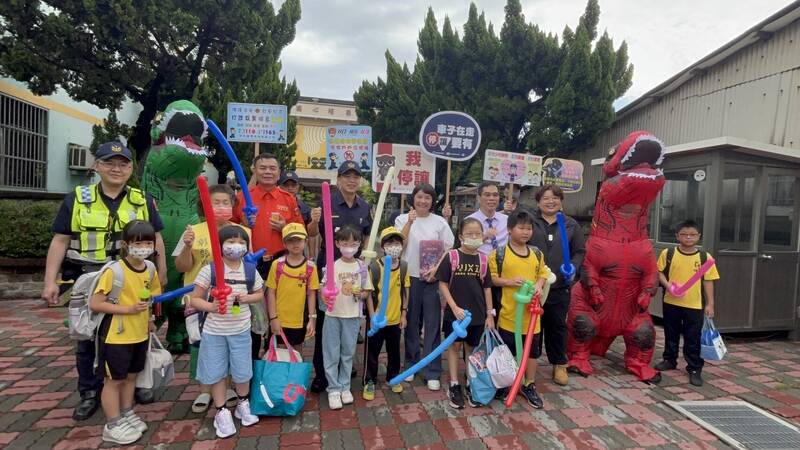 恐龍出沒埔心國小!開學日奇招護童 降低新生緊張感