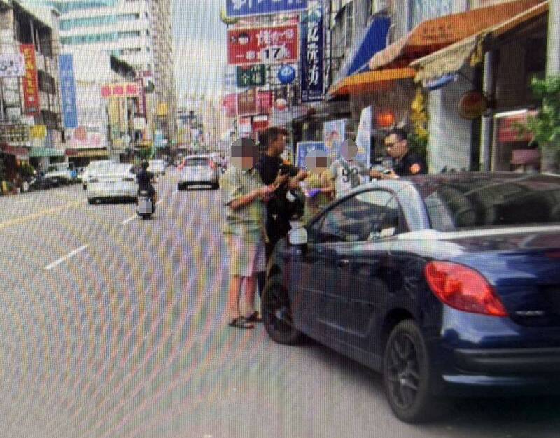 高齡無照撞車還想私了!台中「正義哥」挺身護女騎士 一招讓他收罰單