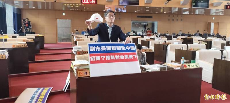 市議員林德宇送鄭照新一頂中華民國帽子，請他戴這頂帽子去中國。（記者張軒哲攝）