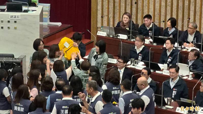 送自己背包給陳其邁 柯志恩:高雄交給我、換你繞著地球跑