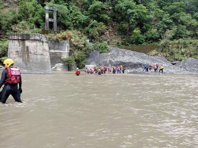 濁水溪武界激流泛舟意外 獨木舟翻覆3人受困1天待救