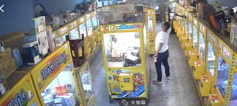 僅因心情差持刀砸娃娃機店 板橋狂男遭警法辦