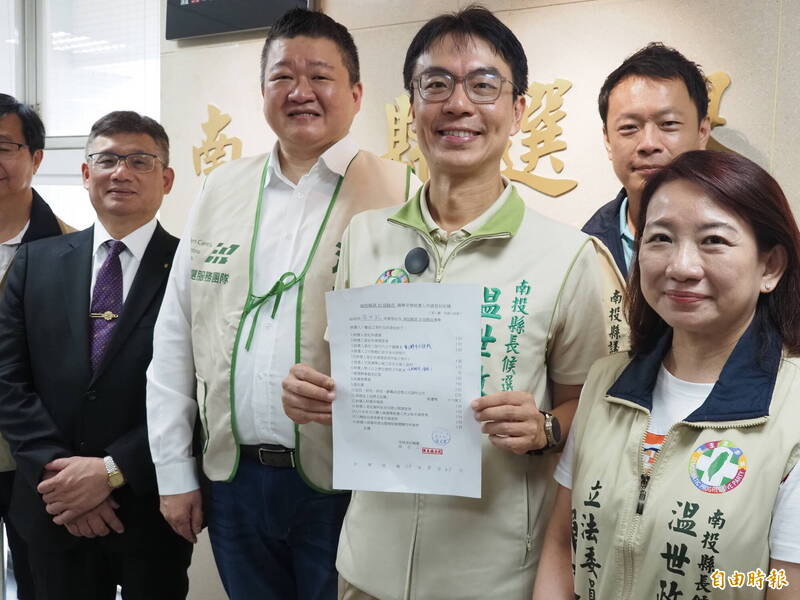 參選南投縣長搶頭香登記!温世政︰檢討不當建設 每位縣民加發8800元