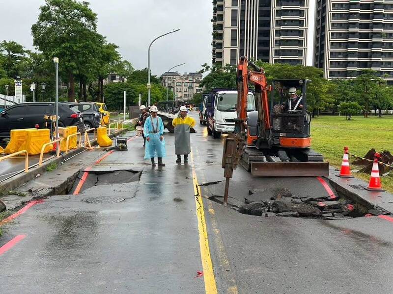 仁武京文街驚見1.5米天坑 高市府緊急回填管制